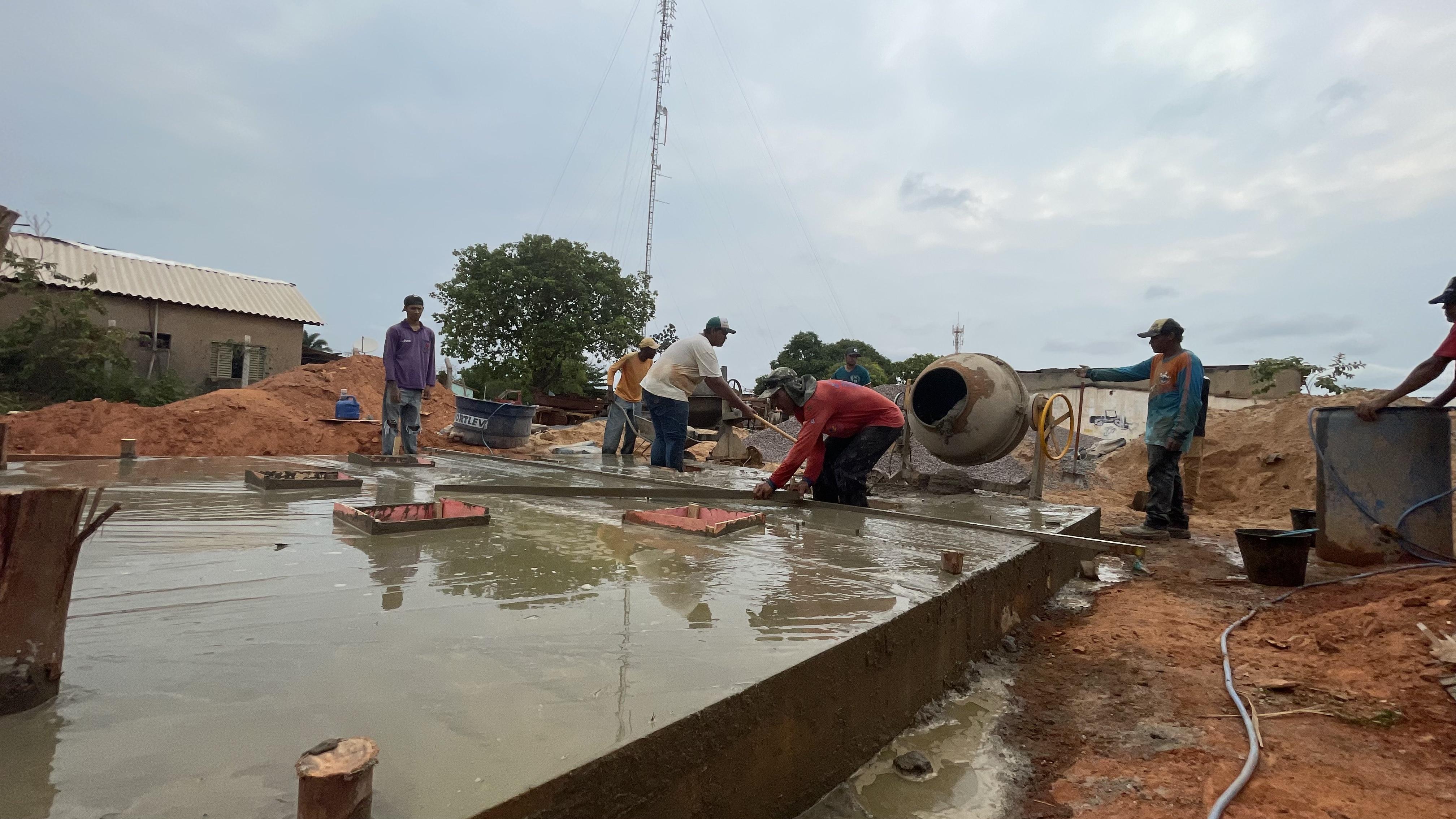 Equipes trabalham na construção das bases, que receberão os reservatórios de água