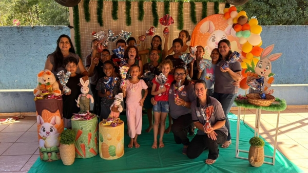 CRAS realiza entrega de Ovos de P&aacute;scoa para as crian&ccedil;as